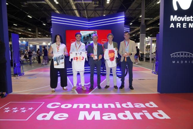 De izquierda a derecha: Miriam Gutiérrez, concejala de Deportes y Turismo, Alejandro Navarro, alcalde de Torrejón de Ardoz, José Vicioso, presidente de la Federación Española de Ciclismo, Alberto Tomé, director general de Deportes de la Comunidad de Madrid, y Diego Sánchez, presidente de la Federación Madrileña de Ciclismo
