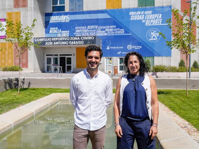 El alcalde, Alejandro Navarro, y la concejala de Deportes y Turismo, Miriam Gutiérrez, en el exterior del Pabellón José Antonio Paraíso