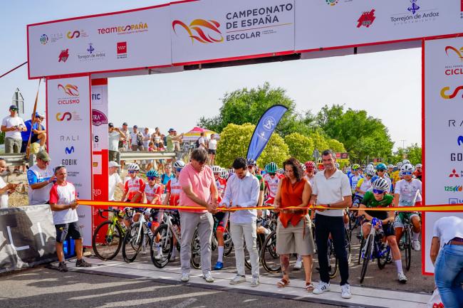 Corte de cinta previo a una de las salidas en el Campeonato de España de Ciclismo de Selecciones Autonómicas en Edad Escolar