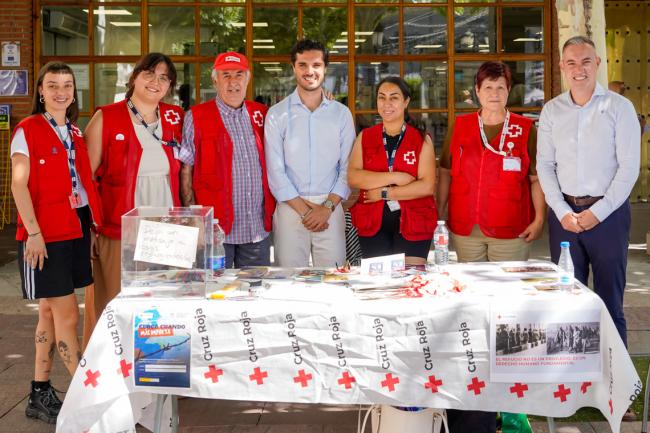 El Alejandro Navarro Prieto y el concejal de Bienestar, Educación e Inmigración, Rubén Martínez, con los representantes de Cruz Roja Española