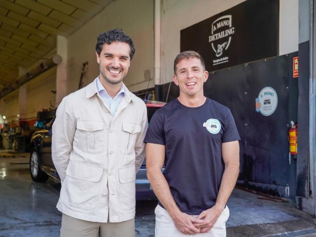 El alcalde, Alejandro Navarro Prieto, visitando el nuevo centro de lavad a mano, junto a su gerente, Luis Barbacil 