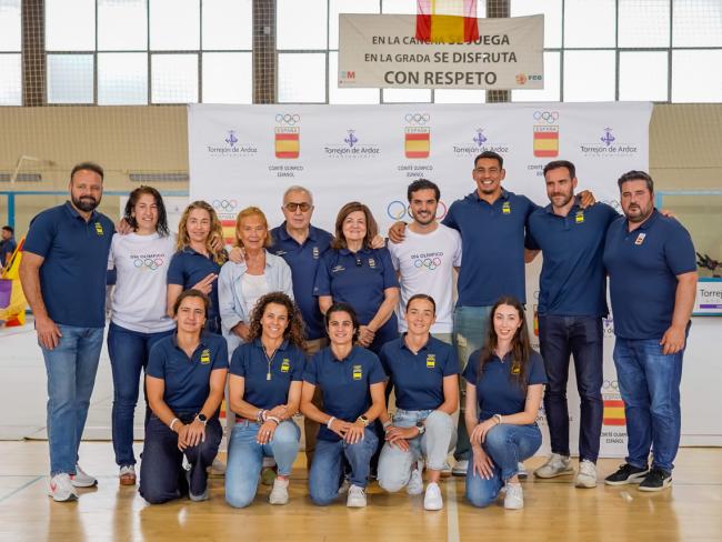 El alcalde, Alejandro Navarro, el presidente del Comité Olímpico Español, Alejandro Blanco, la presidenta de la UCAM, María Dolores García Mascarell, la concejala de Deportes y Turismo, Miriam Gutiérrez, y la rectora de la UCAM, Josefina García Lozano, junto a los deportistas olímpicos que estuvieron en el Día Olímpico