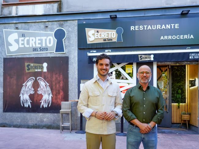El alcalde, Alejandro Navarro Prieto, visitando El Secreto, junto a su gerente, Javier García