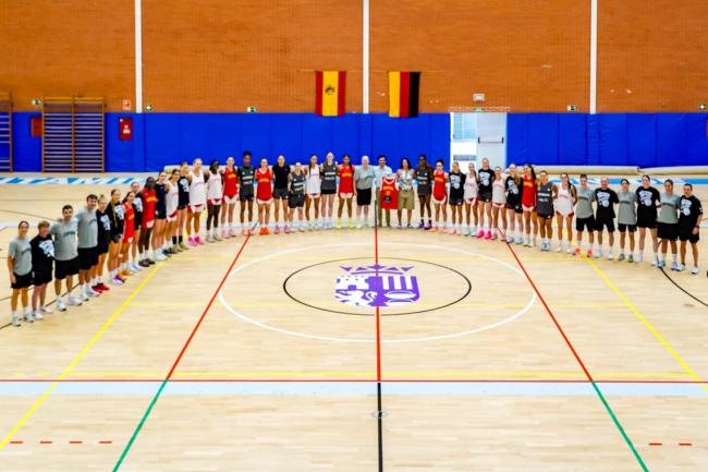 La selección española femenina de baloncesto sub-17 está entrenando en el Pabellón José Antonio Paraíso