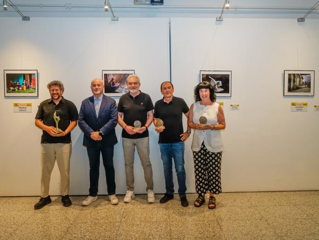 El concejal de Cultura, José Antonio Moreno con los premiados