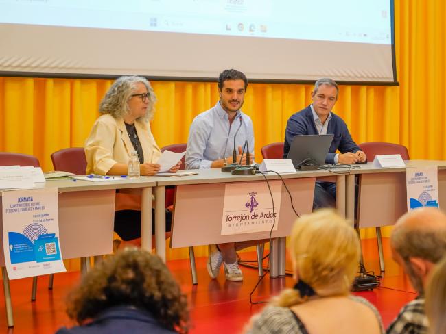 El alcalde, Alejandro Navarro Prieto, que compartió mesa con el concejal, Rubén Martínez y la presentadora del encuentro, María Sánchez, trabajadora social, destacó la importancia de seguir construyendo una sociedad más accesible e inclusiva a través del empleo y la autonomía personal