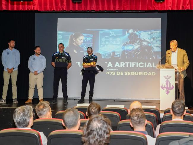 El concejal de Seguridad, Alberto Cantalejo, el comisario principal de la Policía Local, Miguel Parra, y el comisario, Rafael Gutierrez, junto a los responsables de la formación de las jornadas COPBOT – Inteligencia Artificial Policial de la empresa NETPOL