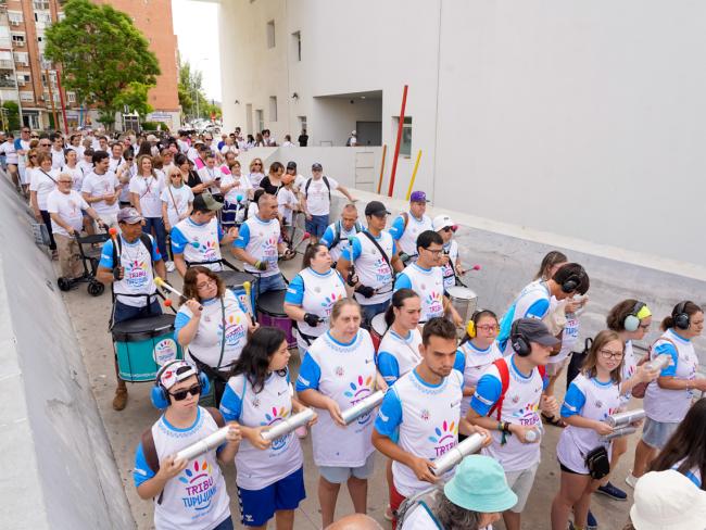El ritmo de la batucada marcó cada paso y cada sonrisa del Paseo por la Inclusión
