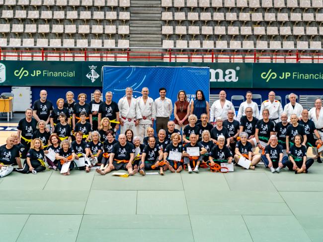 El alcalde, Alejandro Navarro; la concejala de Mayores y Voluntariado, Ana Verónica González; y la edil de Turismo y Deportes, Miriam Gutiérrez; el presidente del Club de Judo Corredor del Henares, Antonio Núñez; el vicepresidente de la Federación Madrileña de Judo, Raúl Camacho; y el profesor, Enrique Eraña, junto a los participantes en la actividad 