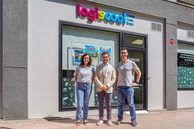 El alcalde, Alejandro Navarro Prieto, visitando LOGISCOOL, junto a sus gerentes, Carlos Nebrera Cuevas y Azahara Clavero Moya 