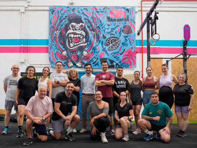 El alcalde, Alejandro Navarro Prieto, visitando Makumba Box Training, junto a su gerente, Alberto y algunos de sus alumnos