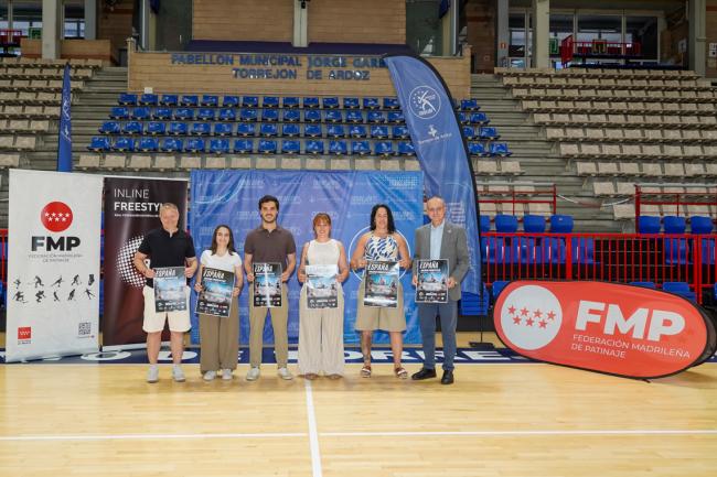 El alcalde, Alejandro Navarro, y la concejala de Deportes y Turismo, Miriam Gutiérrez, junto a José Luis Bedmar, vicepresidente de la Federación Madrileña de Patinaje, Eduardo Gallego, director del Comité Nacional de la Real Federación Española de Patinaje, Mireia Bañuls, directora de Onskate Madrid, y Patricia Agudo, responsable de Onskate Torrejón, en la presentación del Campeonato de España 