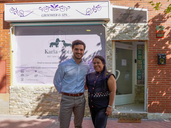 El alcalde, Alejandro Navarro Prieto, visitando Karla+kotas junto a su gerente, Karla Hernández