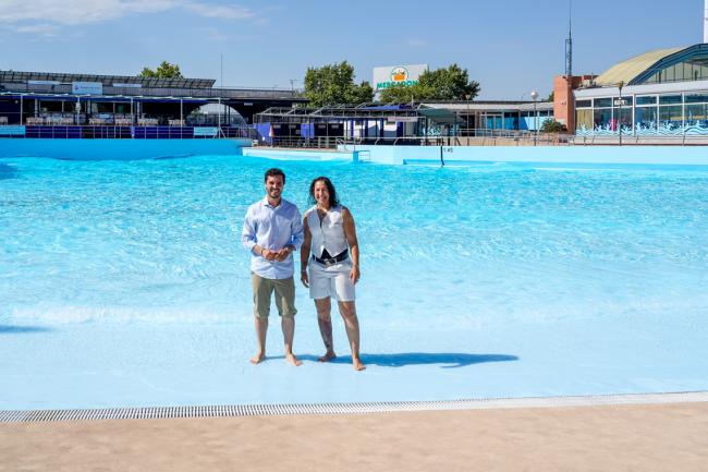 El alcalde, Alejandro Navarro Prieto, y la concejala de Deportes y Turismo, Miriam Gutiérrez, han presentado el inicio de la temporada en la Piscina Municipal de Olas