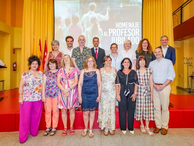 El alcalde, Alejandro Navarro Prieto, el concejal de Educación, Bienestar e Inmigración, Rubén Martínez, y el director del Área Territorial de Madrid-Este de la Consejería de Educación, Marcos Rafael Moreno, con los profesores que se jubilan
