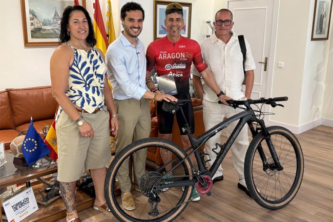 El alcalde de Torrejón de Ardoz, Alejandro Navarro, y la concejala de Deportes y Turismo, Miriam Gutiérrez, junto a Marco Antonio de la Fuente, que ha completado la Titan Desert Marruecos 2026, y Prudencio García, dueño de la Gastro-Taberna Aragón 20, que ha apoyado la aventura del torrejonero