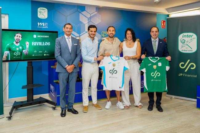 De izquierda a derecha: José Manuel Saorín, presidente de Inter JP Financial, Alejandro Navarro, alcalde de Torrejón de Ardoz, Mario Rivillos, jugador de Inter JP Financial, Miriam Gutiérrez, concejala de Deportes y Turismo, y José Carlos Delgado, director general de Inter JP Financial