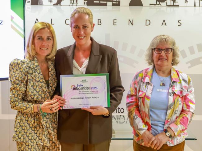 La concejala de Transparencia, Digitalización y Sanidad, Carla Picazo, junto a la alcaldesa de Alcobendas, Rocío Sara García (izquierda), y la coordinadora del Proyecto Infoparticipa, Marta Corcoy (derecha)