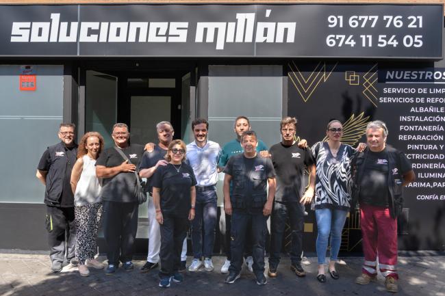 El alcalde, Alejandro Navarro Prieto, visitando Soluciones Millán, junto a sus gerentes, Oscar Millán Conde y Víctor Millán Muñoz, y algunos de sus empleados  