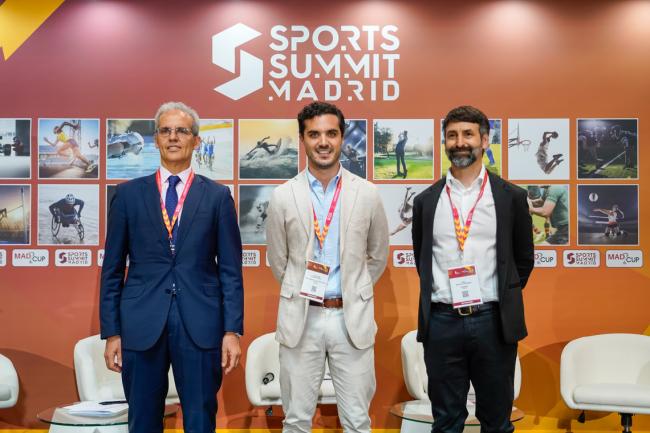 De izquierda a derecha: Luis Martínez-Sicluna, secretario general de la FEMP, Alejandro Navarro, alcalde de Torrejón de Ardoz y presidente de la Comisión de Deportes de la FEMP, y Yago Monteoliva, gerente de AEESDAP