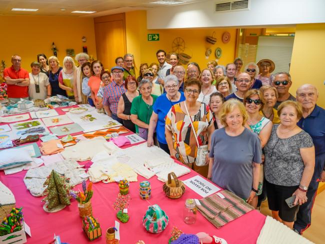 El alcalde, Alejandro Navarro Prieto, y la concejala de Mayores y Voluntariado, Ana Verónica González, visitaron la exposición de los talleres del programa de envejecimiento activo