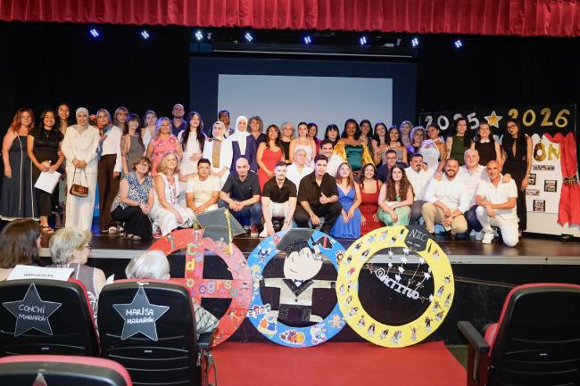 El alcalde, Alejandro Navarro Prieto, y el concejal de Cultura, José Antonio Moreno, con los alumnos graduados y profesores de la Escuela Municipal de Adultos