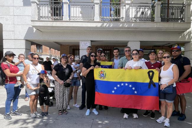 Venezolanos residentes en Torrejón de Ardoz que acudieron al minuto de silencio