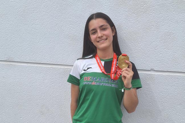 Nadia Martín, con la medalla de oro de campeona de Madrid