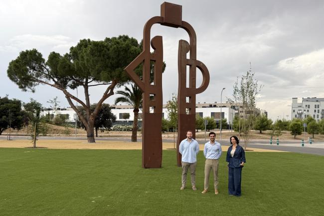 El alcalde, Alejandro Navarro Prieto, el 1er teniente de alcalde y concejal de Urbanismo, Vivienda y Juventud, Víctor Miranda, y la concejala de Medios Ambiente, Esperanza Fernández, en la rotonda más próxima al nuevo barrio de Aldovea