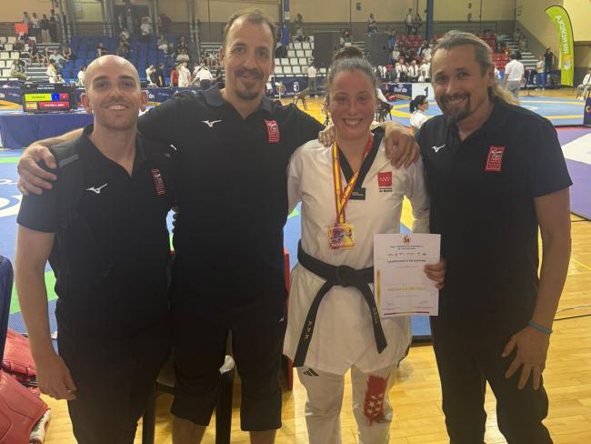 Ainhoa Pastor junto a sus entrenadores de la Federación Madrileña de Taekwondo y del Club Taeguk