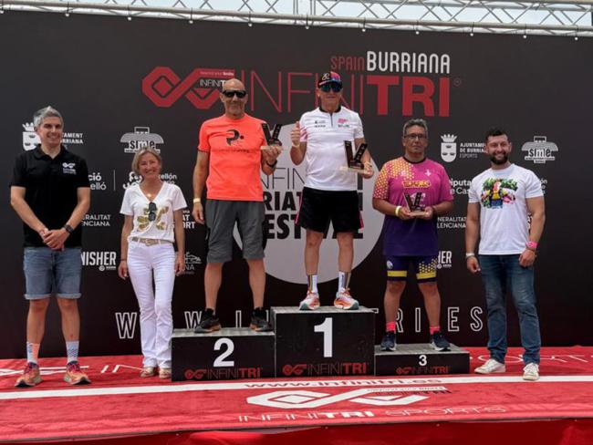Ángel Hernández, en el tercer lugar el podio en el Infinitri Burriana Triathlon 