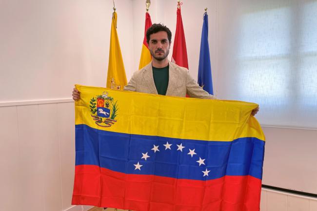 El alcalde, Alejandro Navarro Prieto, con la bandera de Venezuela ha mostrado la solidaridad de Torrejón con la población venezolana