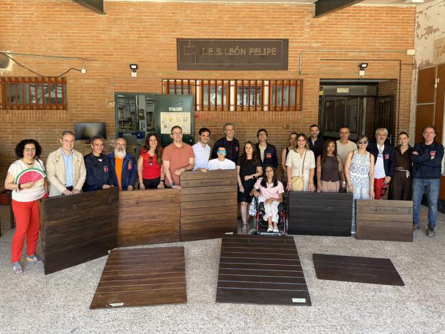 El alcalde, Alejandro Navarro Prieto; el concejal de Bienestar, Educación e Inmigración, Rubén Martínez; el director del instituto, Juan Antonio Díaz, la presidenta de la entidad Mírame Torrejón, Susana Carretero y los participantes de la iniciativa