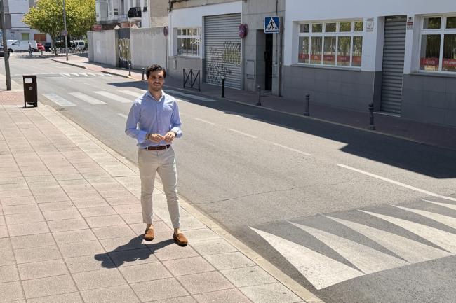 El alcalde supervisando dos nuevas bandas reductoras de velocidad en la calle Alcalá