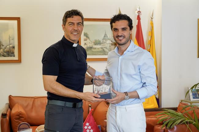 El alcalde, Alejandro Navarro Prieto, entregando a Jaime Salido, párroco en la iglesia de Santiago Apóstol de Torrejón de Ardoz, la fachada conmemorativa en la Alcaldía de Torrejón
