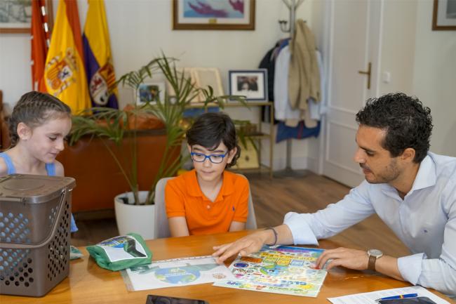 El alcalde, Alejandro Navarro, junto a dos de los alumnos que han participado en el proyecto