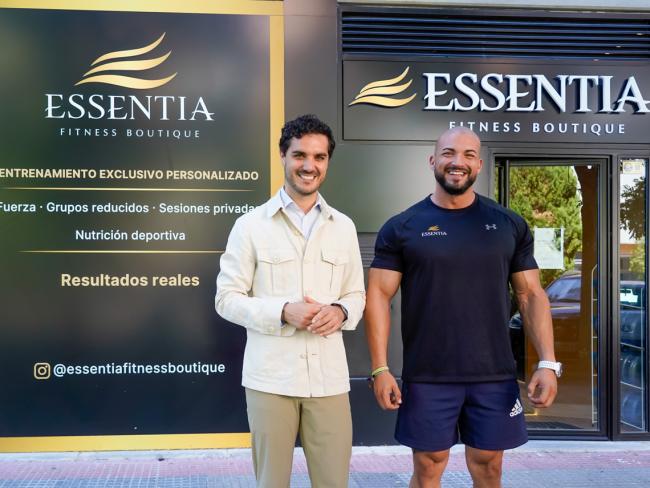 El alcalde, Alejandro Navarro Prieto, con Miguel Angel Timón Ramos, gerente de Essentia Fitness Boutique
