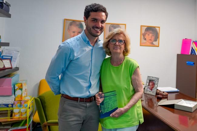 El alcalde, Alejandro Navarro Prieto, con Pilar González de Apodaca en la Escuela infantil Los Delfines