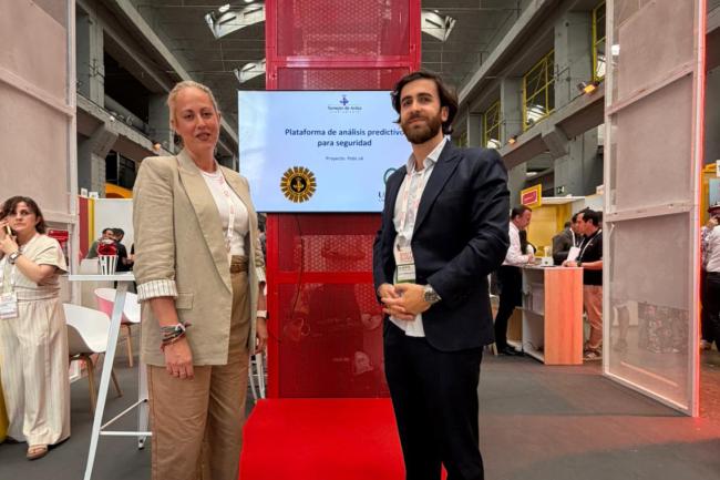 La concejala de Transparencia, Digitalización y Sanidad, Carla Picazo, junto a Alberto Hernández, jefe del departamento de Nuevas Tecnologías del Ayuntamiento de Torrejón de Ardoz