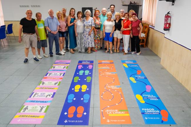 El alcalde, Alejandro Navarro Prieto y la concejala de Mayores, Ana Verónica González, junto a algunos usuarios en el Centro de Mayores de la calle Madrid