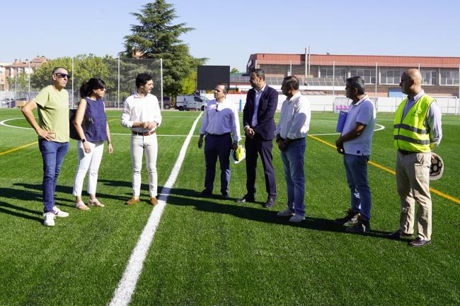 José Luis y Teresa Otero, hermanos de “Tito”, junto al alcalde, y miembros de la empresa que se está encargando de ejecutar los trabajos del nuevo campo de fútbol municipal que estará en la CD Joaquín Blume