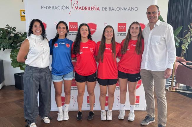 La concejala de Deportes, Miriam Gutiérrez, y el presidente de la Federación Madrileña de Balonmano, José Javier Hombrados, junto a las torrejoneras que han disputado el Campeonato de España de Selecciones Autonómicas de balonmano playa