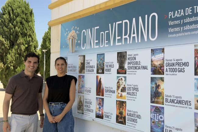El alcalde, Alejandro Navarro Prieto, y la concejala de Igualdad y Festejos, María Eugenia Gil, presentando el Cine de Verano en la Plaza de Toros
