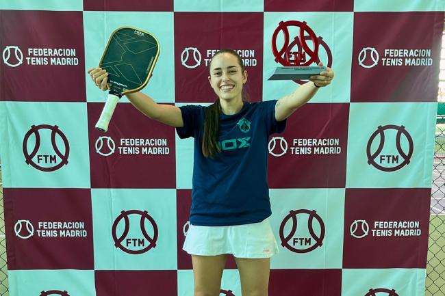 Paula Clemente con el trofeo de campeón de Madrid de clubes