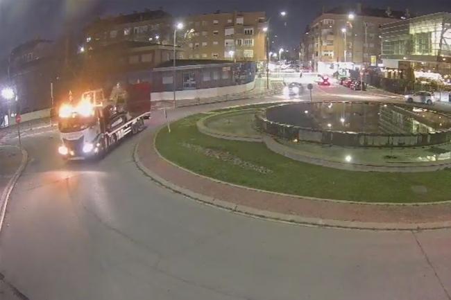 El sistema de videovigilancia de tráfico de la ciudad permitió comprobar que la retroexcavadora había sido transportada sobre un camión góndola, pudiéndose identificar la matrícula del vehículo