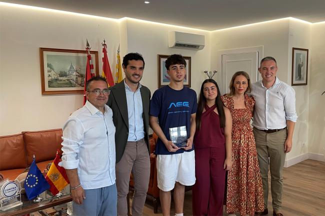 El alcalde, Alejandro Navarro Prieto, y el concejal de Bienestar, Educación e Inmigración, Rubén Martínez, con Alejandro Mena Crespo y su familia