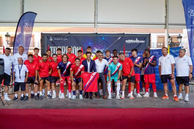 El alcalde, Alejandro Navarro, junto al presidente de la AD Torrejón CF, Alfredo de la Cal, y la plantilla del primer equipo