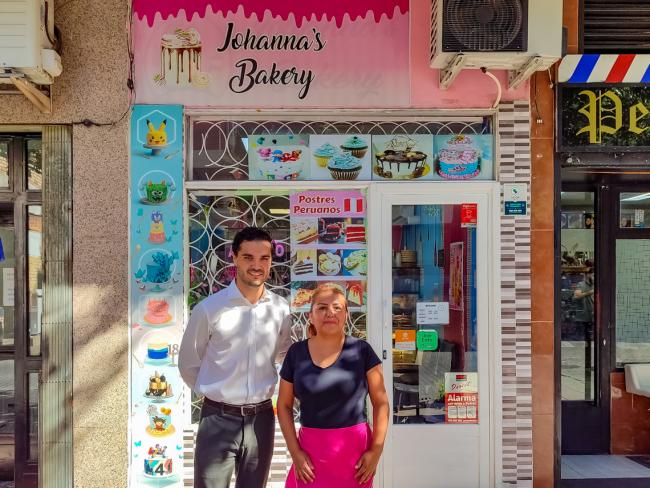 El alcalde, Alejandro Navarro Prieto, visitando Johanna's Bakery, junto a su gerente, Johanna Beltrán